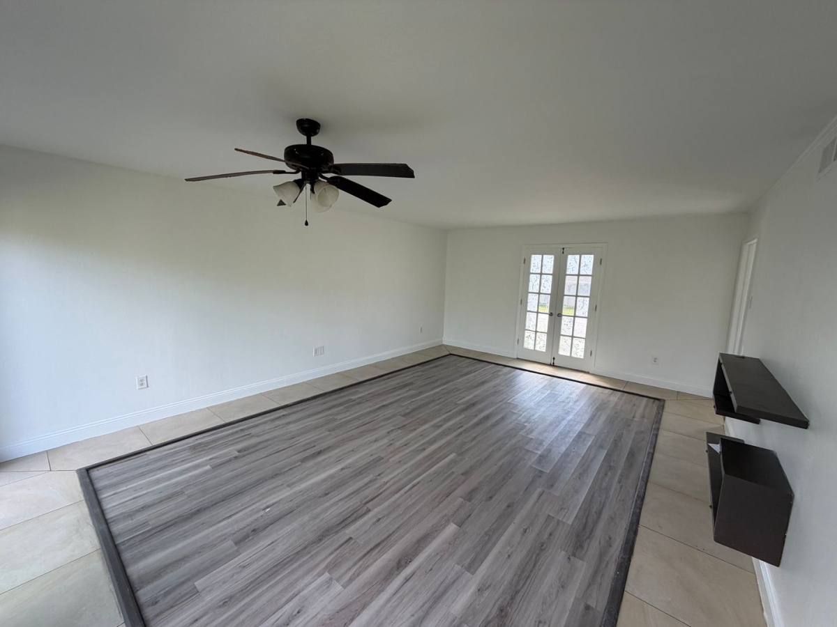 Townhouse for rent at 3725-27 N I-10 Service Rd, Metairie, LA 70003