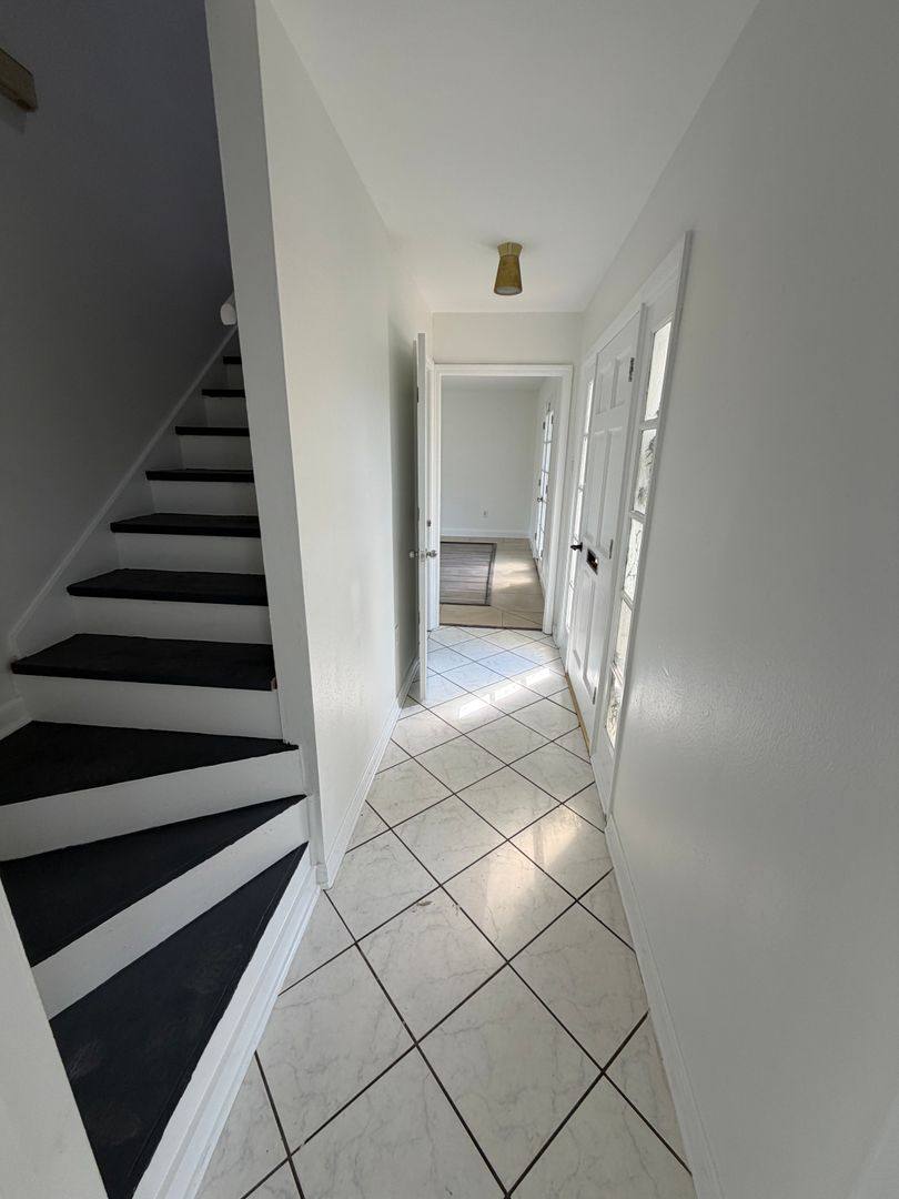 Townhouse for rent at 3725-27 N I-10 Service Rd, Metairie, LA 70003