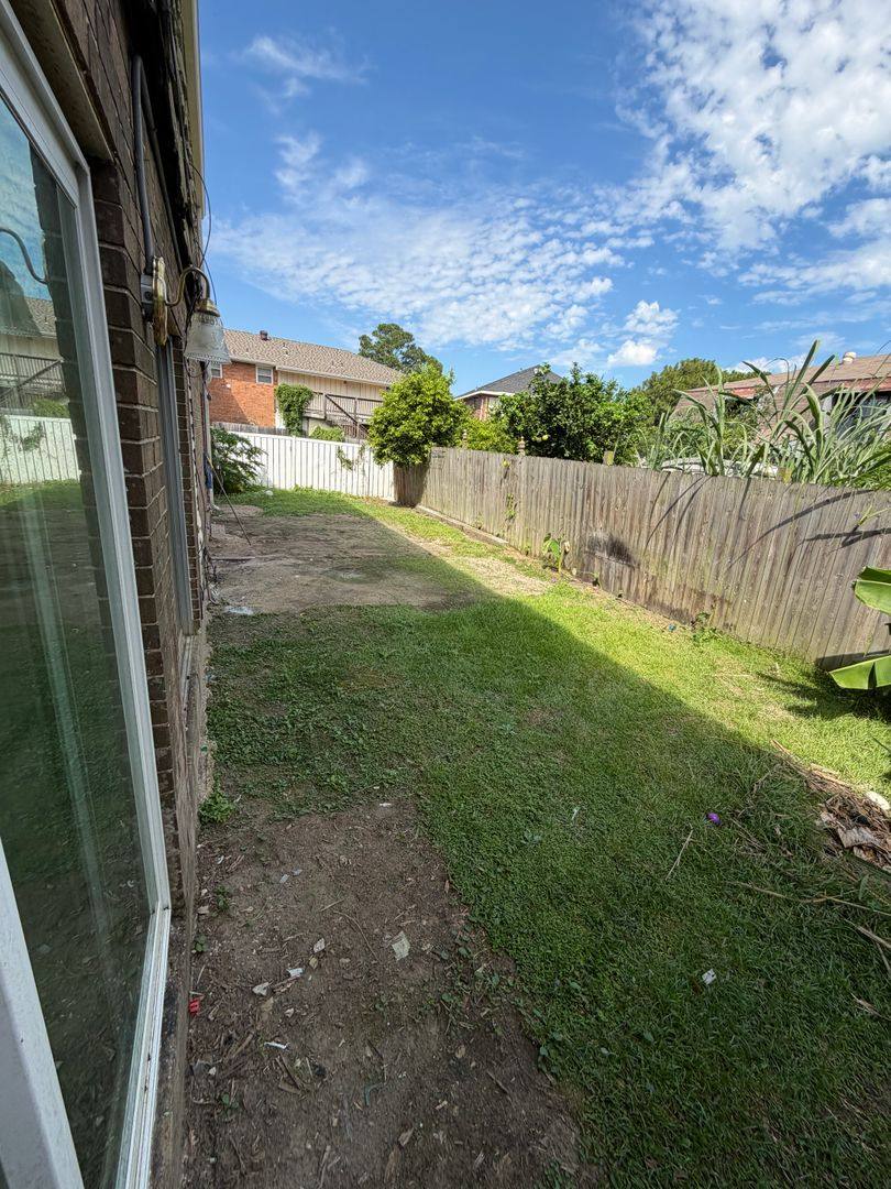 Townhouse for rent at 3725-27 N I-10 Service Rd, Metairie, LA 70003