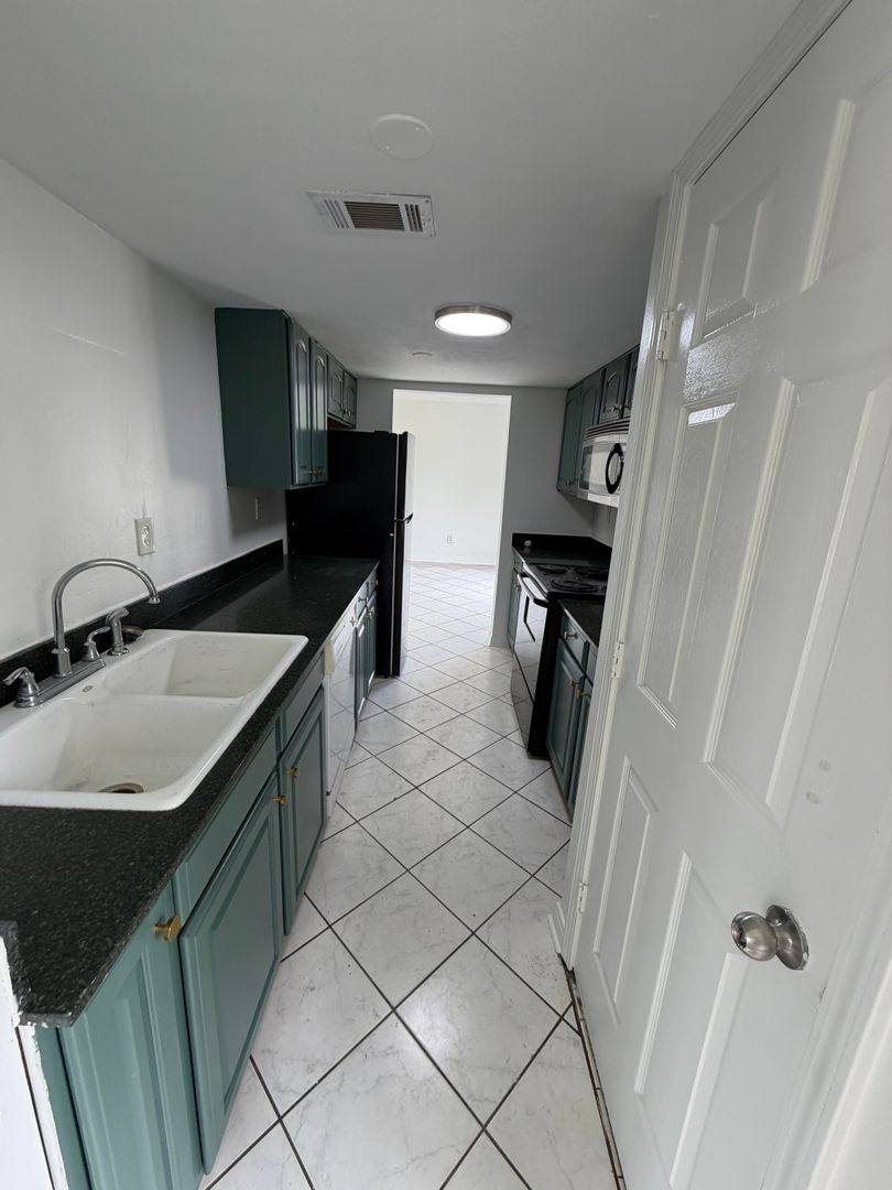Townhouse for rent at 3725-27 N I-10 Service Rd, Metairie, LA 70003