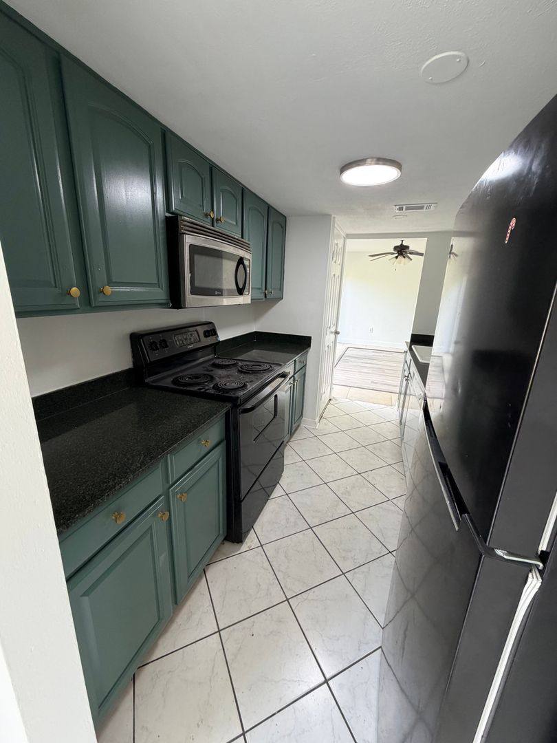 Townhouse for rent at 3725-27 N I-10 Service Rd, Metairie, LA 70003