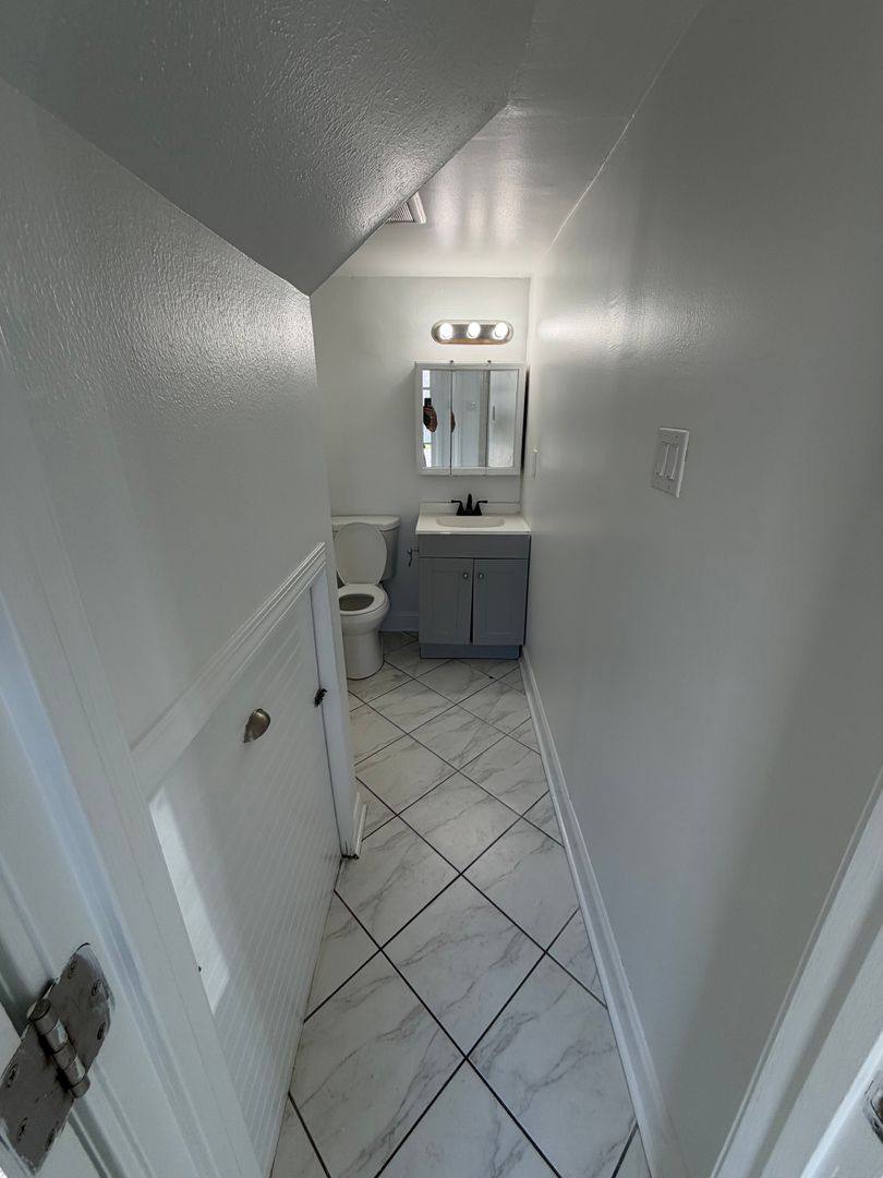 Townhouse for rent at 3725-27 N I-10 Service Rd, Metairie, LA 70003