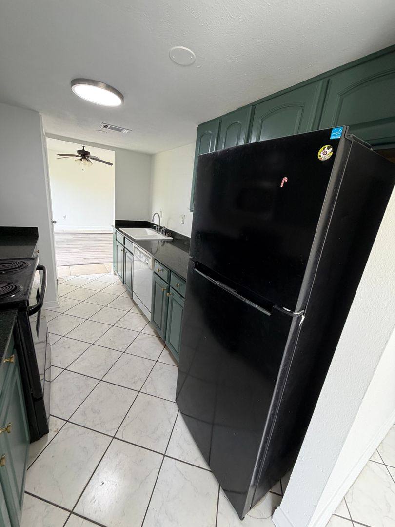 Townhouse for rent at 3725-27 N I-10 Service Rd, Metairie, LA 70003