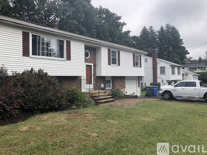 House for rent at 180 Tanglewood Dr S, Hamden, CT 06518