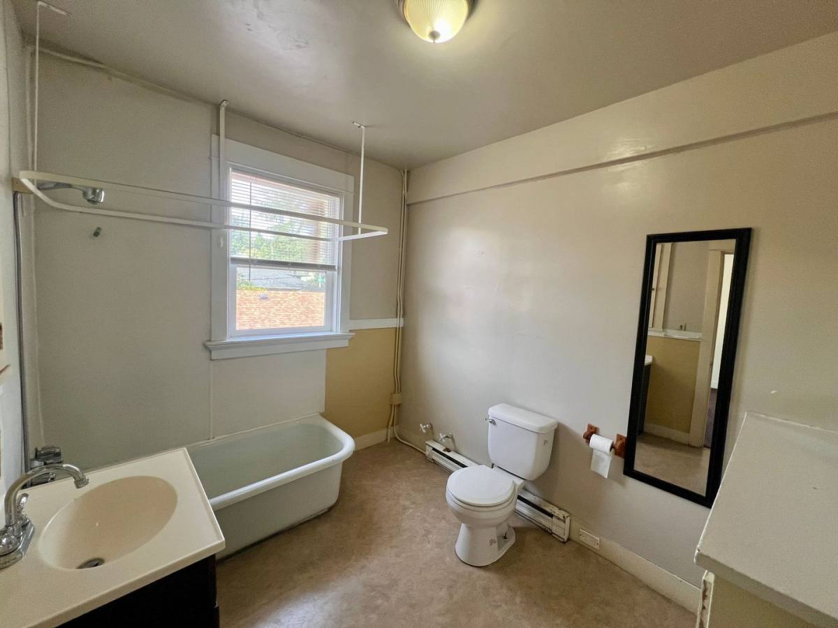 Apartment for rent at 109 S 9th St, Coos Bay, OR 97420