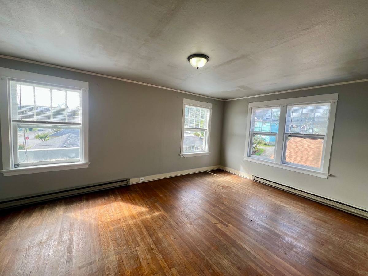 Apartment for rent at 109 S 9th St, Coos Bay, OR 97420