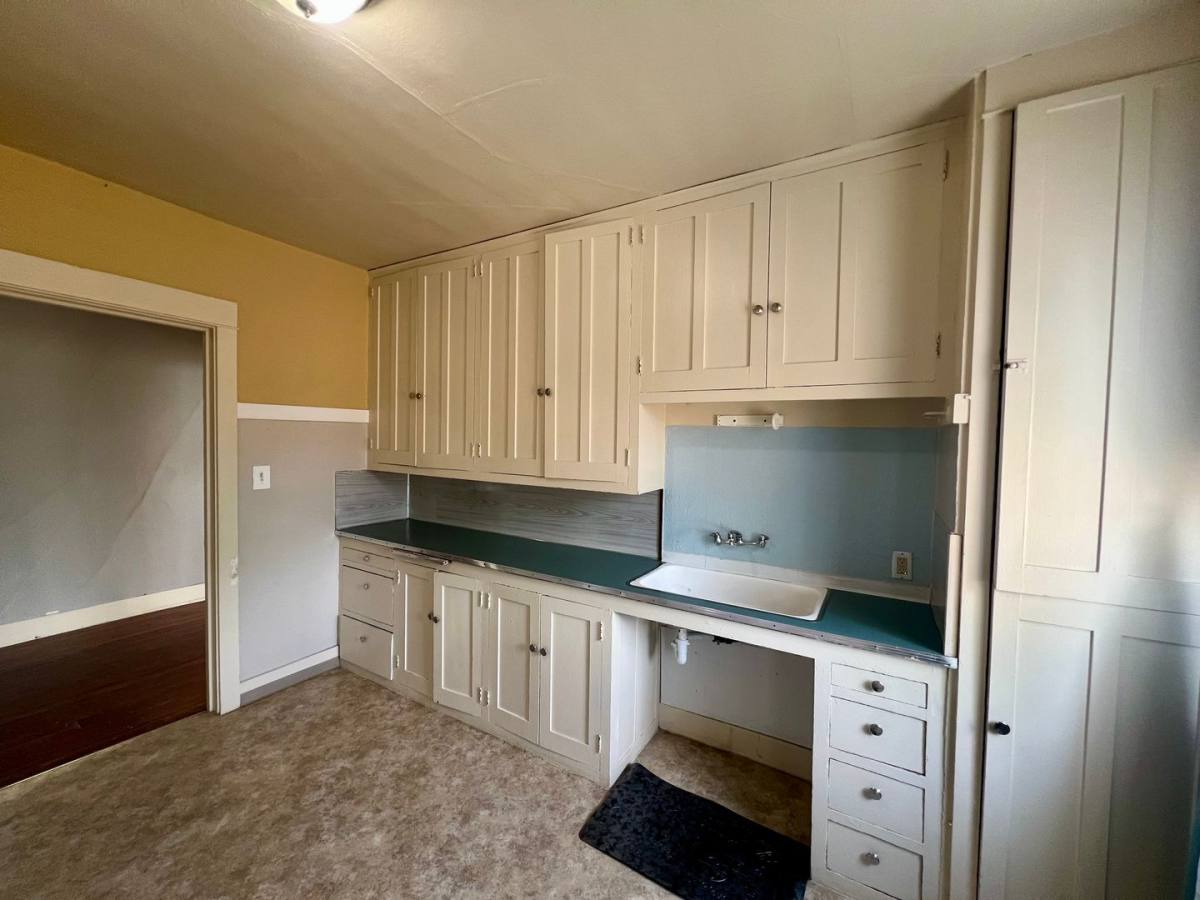 Apartment for rent at 109 S 9th St, Coos Bay, OR 97420