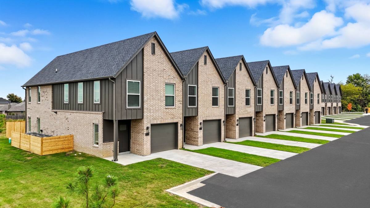 Townhouse for rent at Townhomes at Centennial Crossing, 3405 N 1st St, Broken Arrow, OK 74012