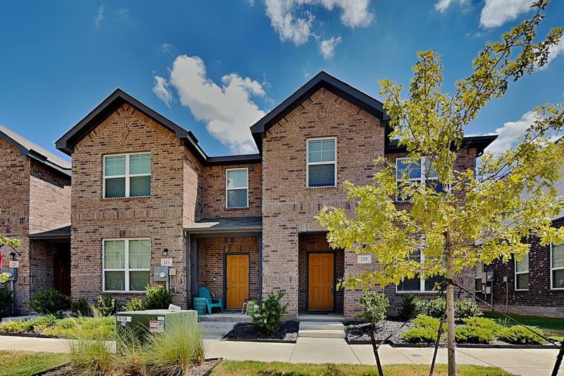 Townhouse for rent at 225 Territory Trail, Fort Worth, TX 76120