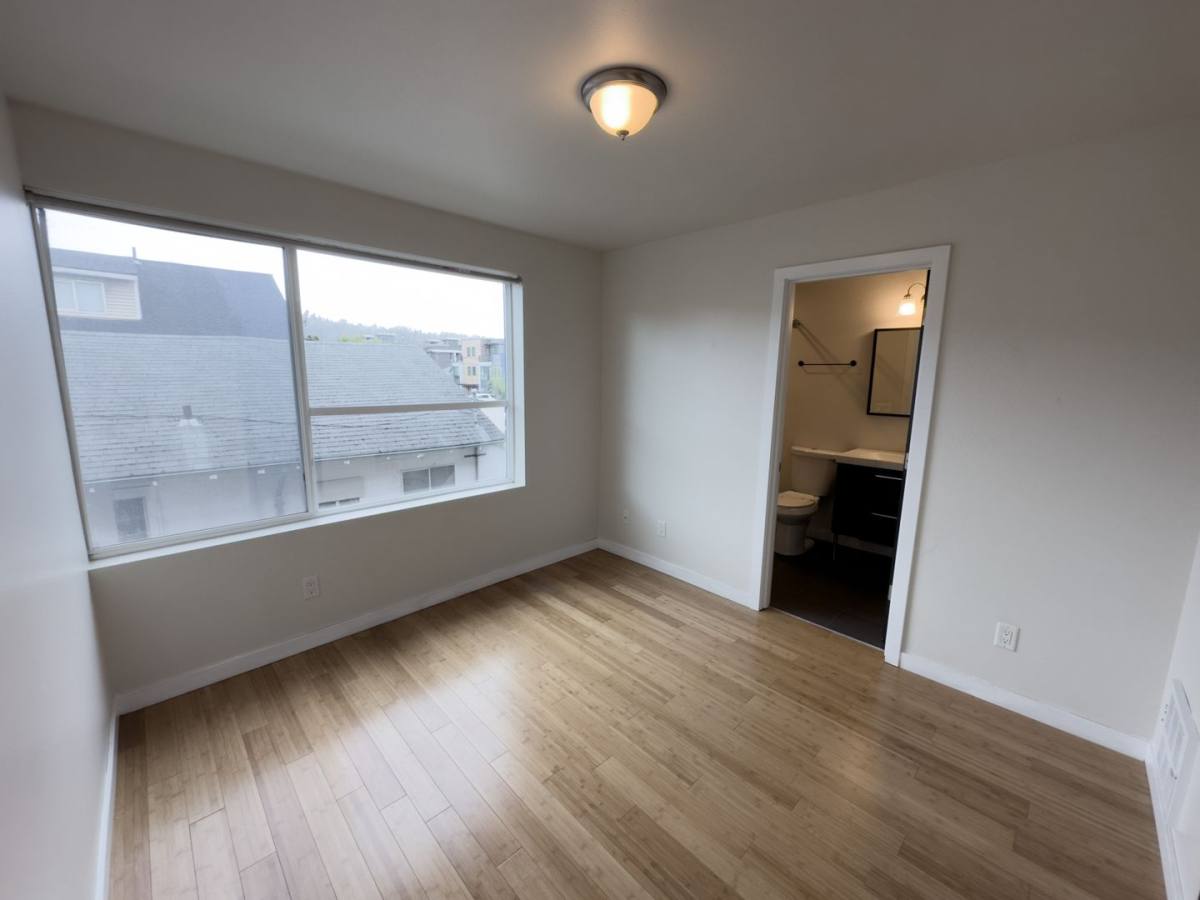 Townhouse for rent at 552 S Cloverdale St, Seattle, WA 98108