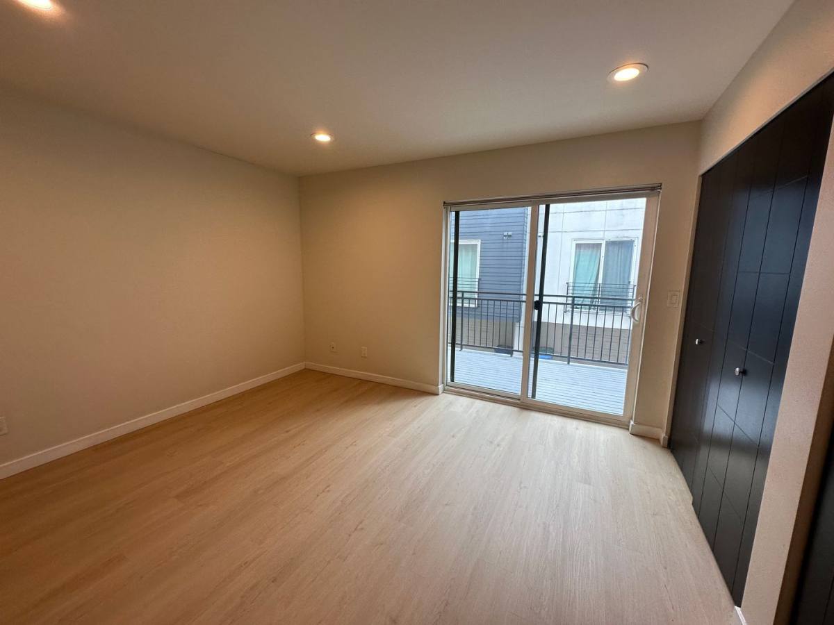 Townhouse for rent at 552 S Cloverdale St, Seattle, WA 98108