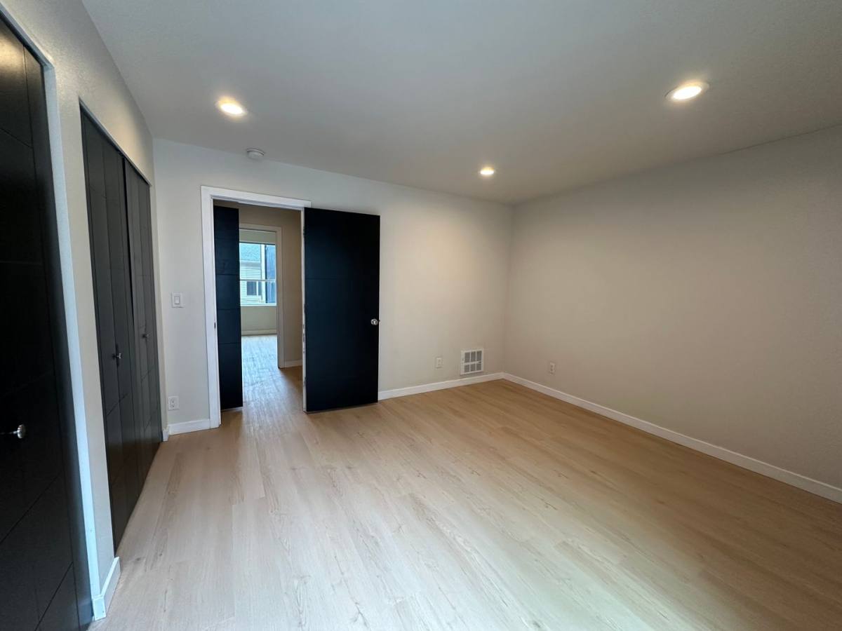 Townhouse for rent at 552 S Cloverdale St, Seattle, WA 98108