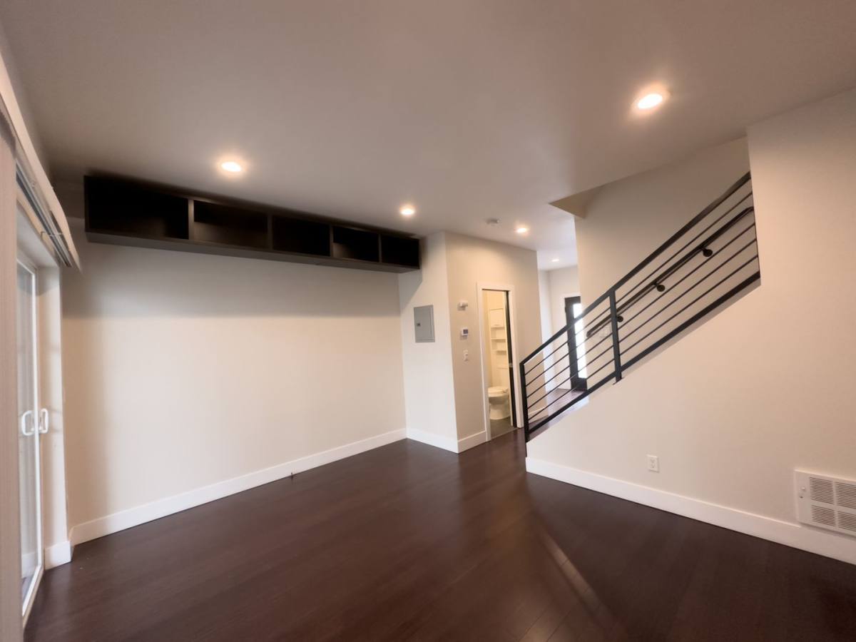 Townhouse for rent at 552 S Cloverdale St, Seattle, WA 98108