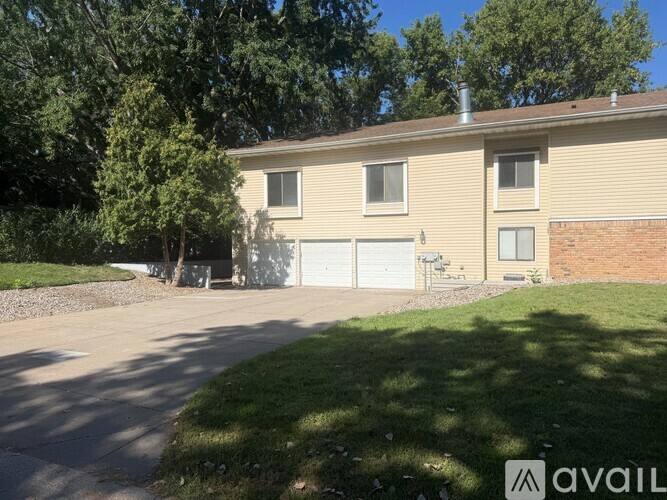 Townhouse for rent at 5540 Malibu Dr, Minneapolis, MN 55436