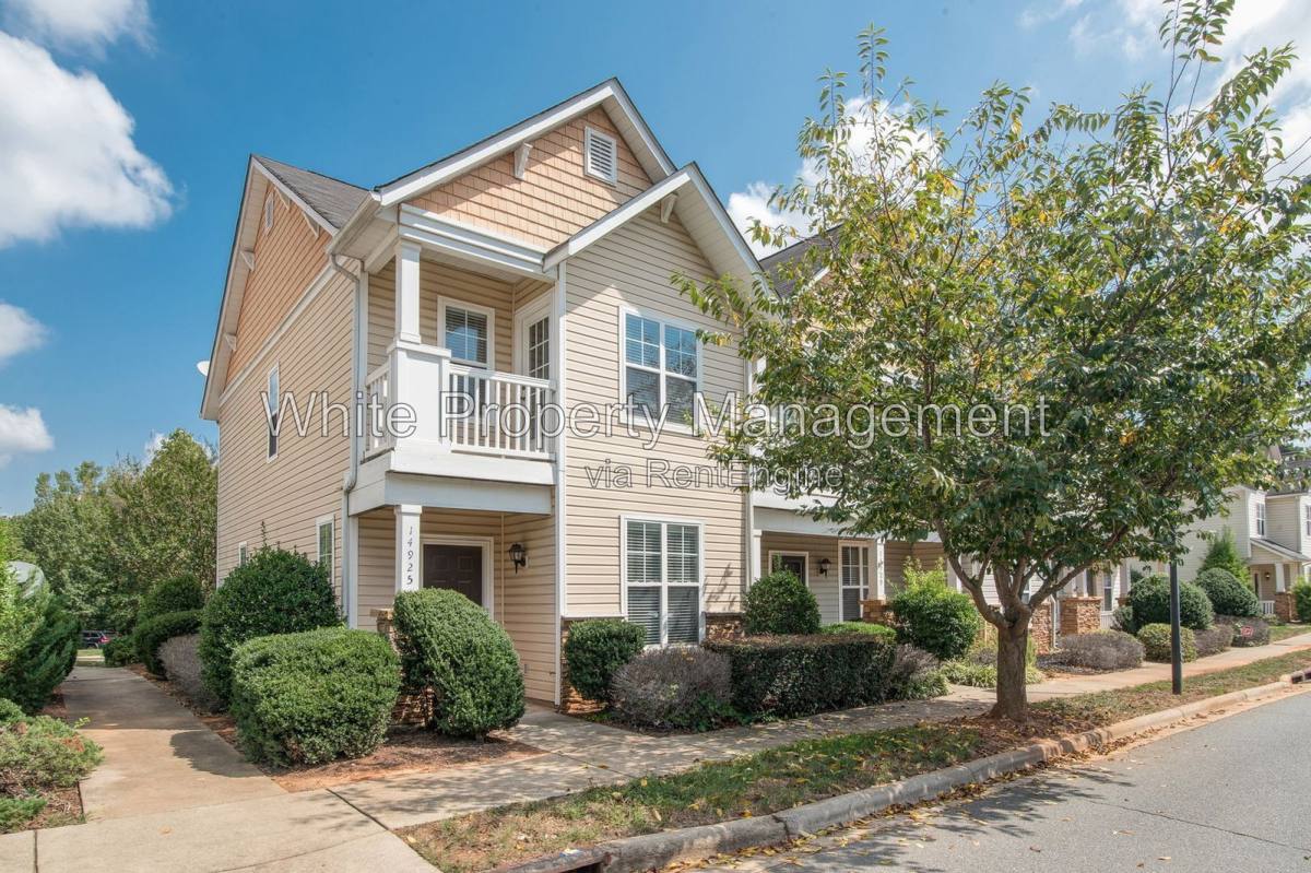 Townhouse for rent at 14925 Scothurst Lane, Charlotte, NC 28277