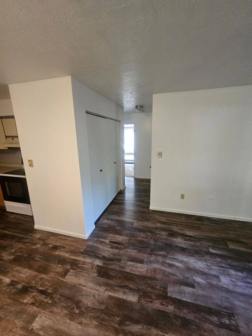 Apartment for rent at 402-404 Mueller St, Holstein, IA 51025