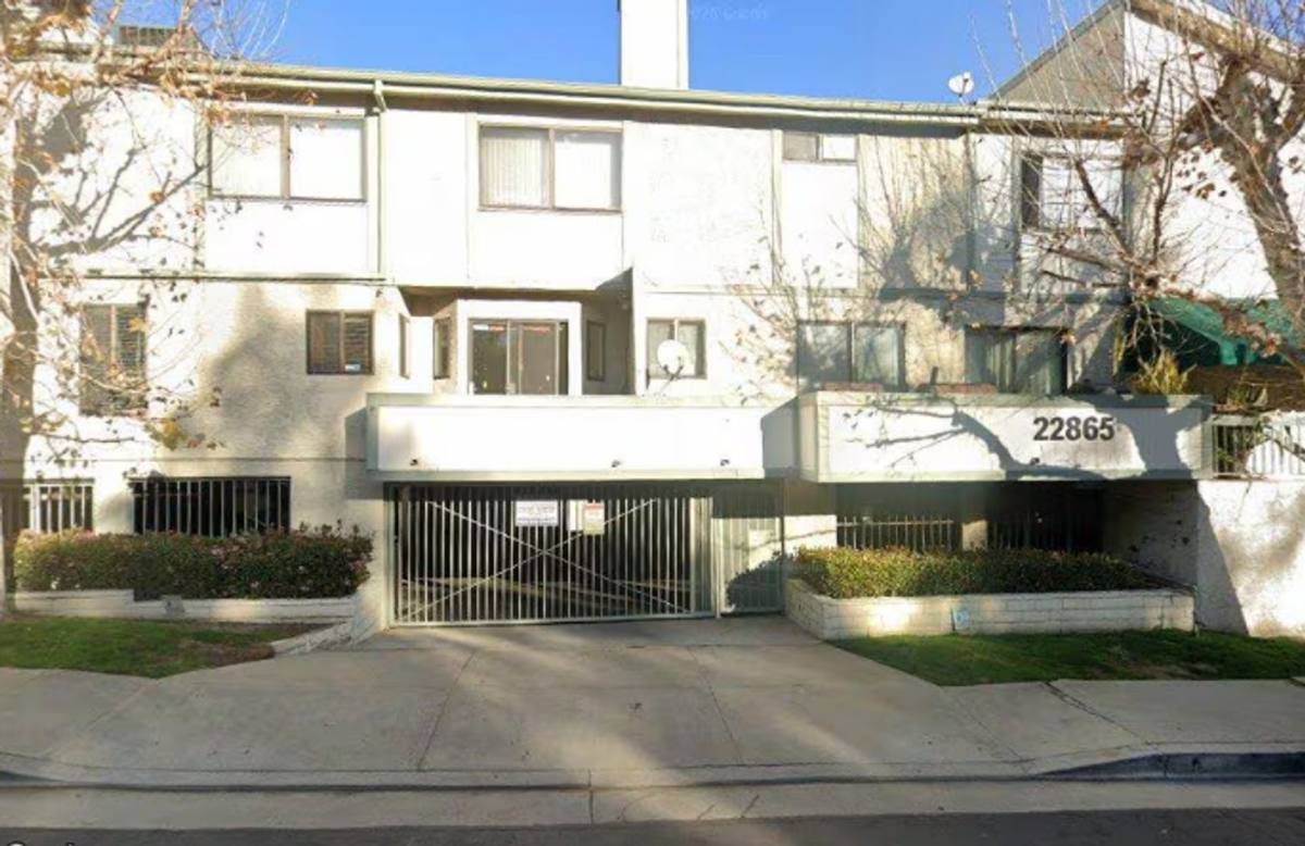 Townhouse for rent at 22865 Del Valle St, Woodland Hills, CA 91364