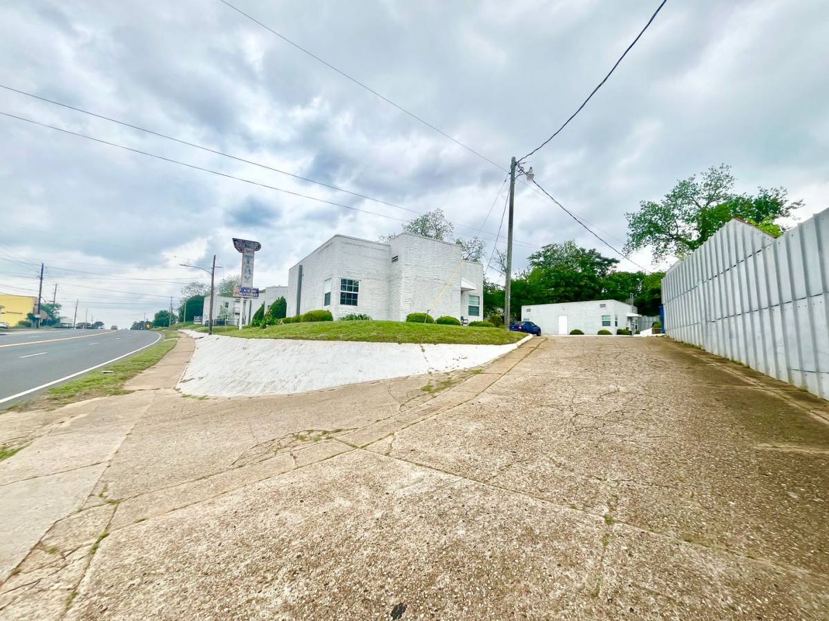 Apartment for rent at 700 W Upshur Ave, Gladewater, TX 75647
