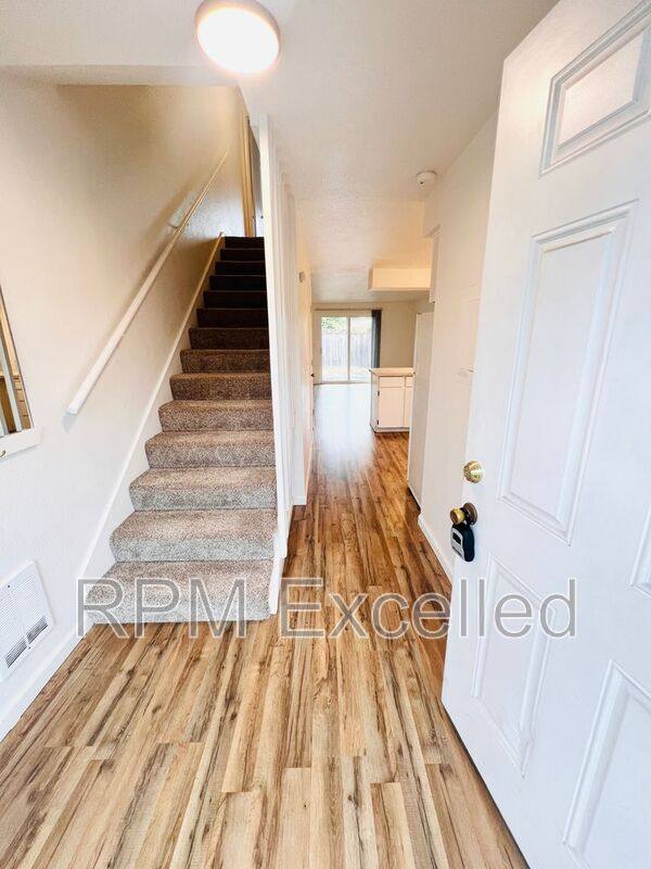 Townhouse for rent at 638 M St NE #2, Auburn, WA 98002