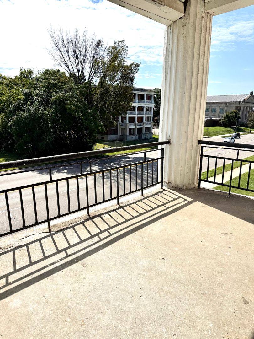 Apartment for rent at 1614-1620 E Linwood Blvd, Kansas City, MO 64109