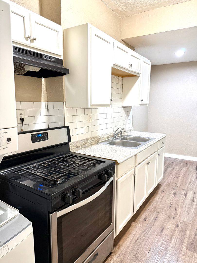 Apartment for rent at 1614-1620 E Linwood Blvd, Kansas City, MO 64109