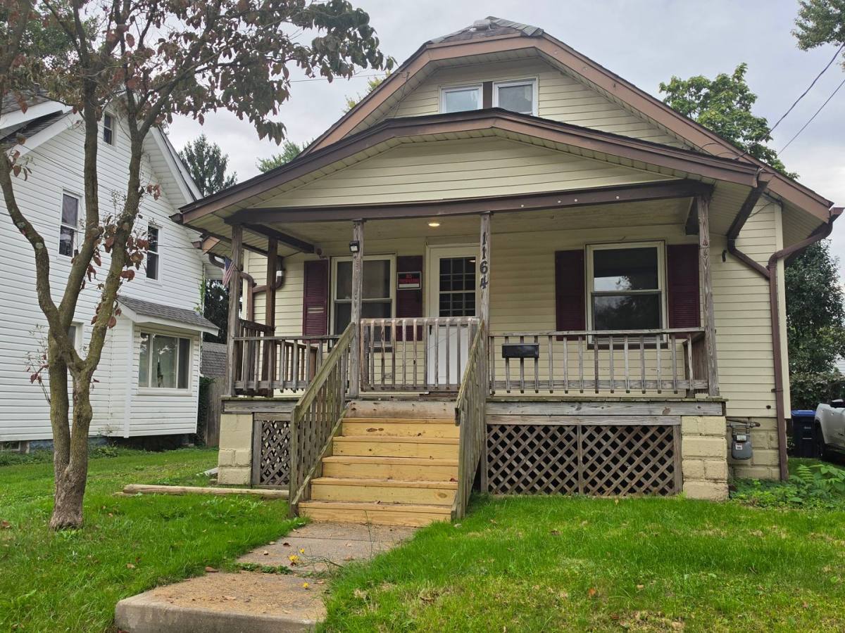 House for rent at 1164 McIntosh Ave, Akron, OH 44314