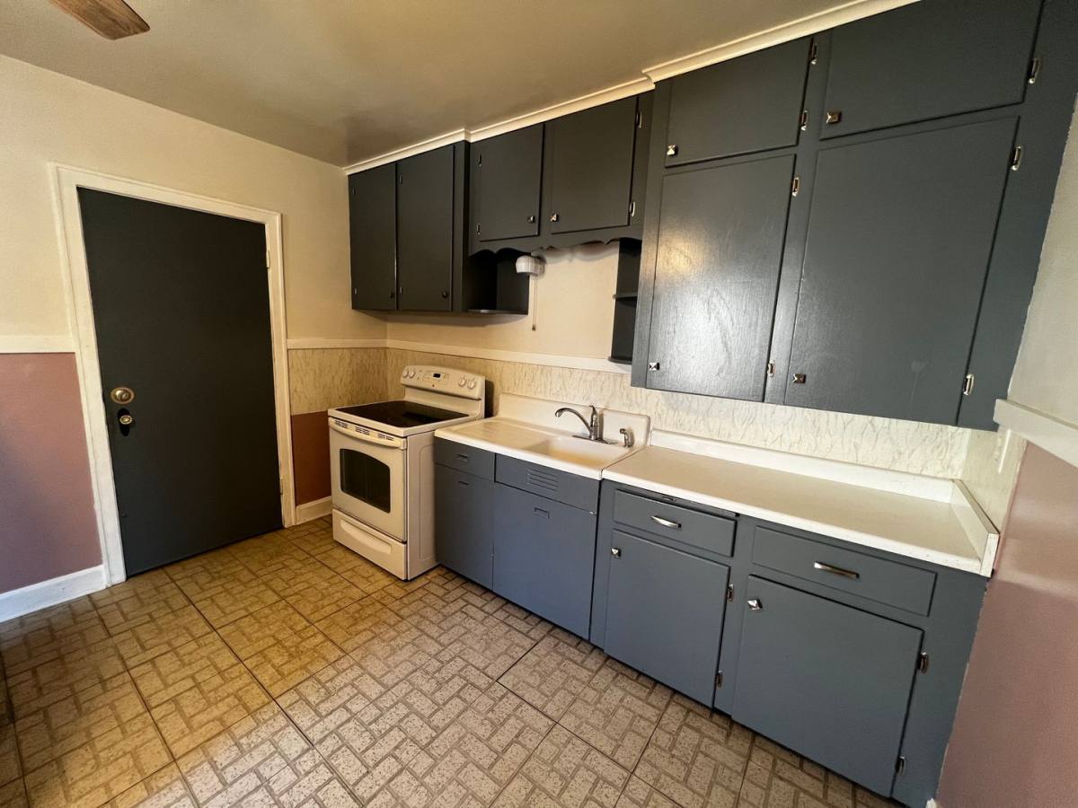 Apartment for rent at 1611 W High St, Davenport, IA 52804