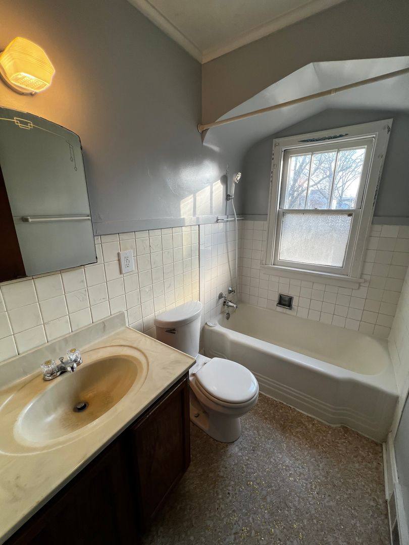 Apartment for rent at 1611 W High St, Davenport, IA 52804