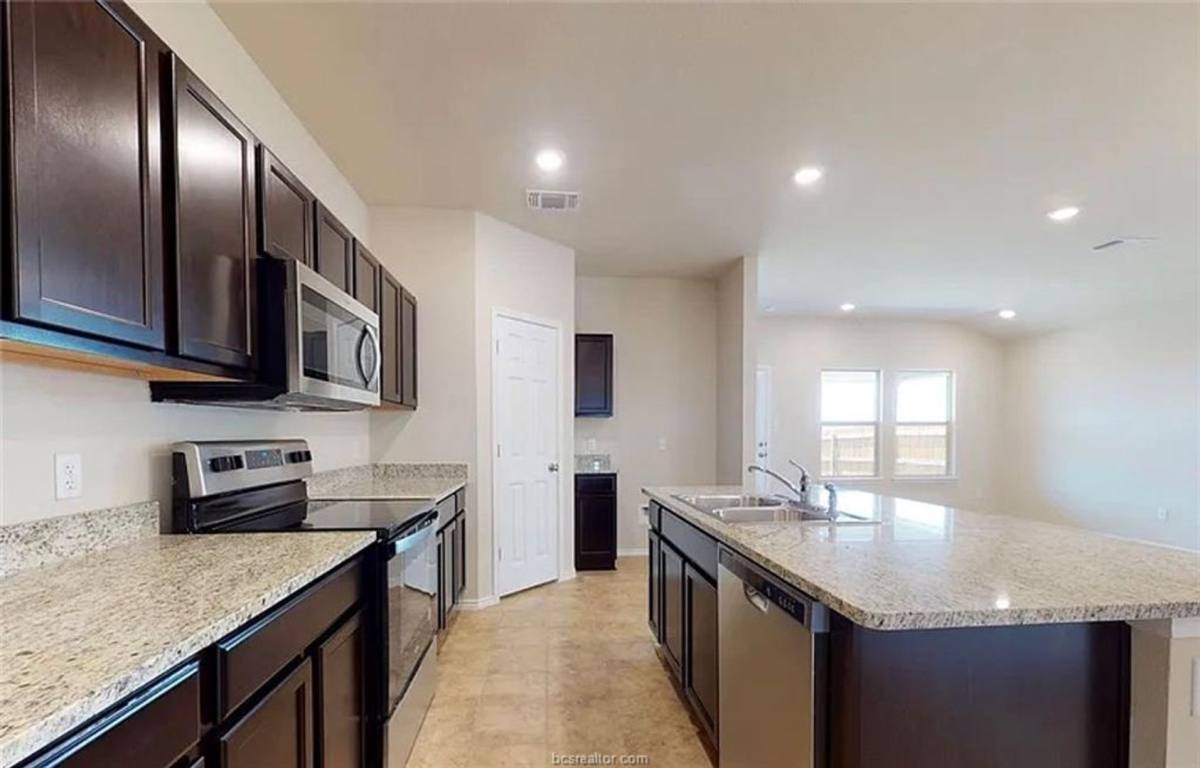 House for rent at 8016 Front Nine Lane, Navasota, TX 77868