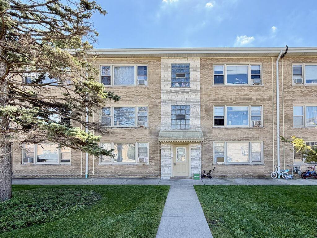 Apartment for rent at 76265 N Milwaukee #AW9, Niles, IL 60714
