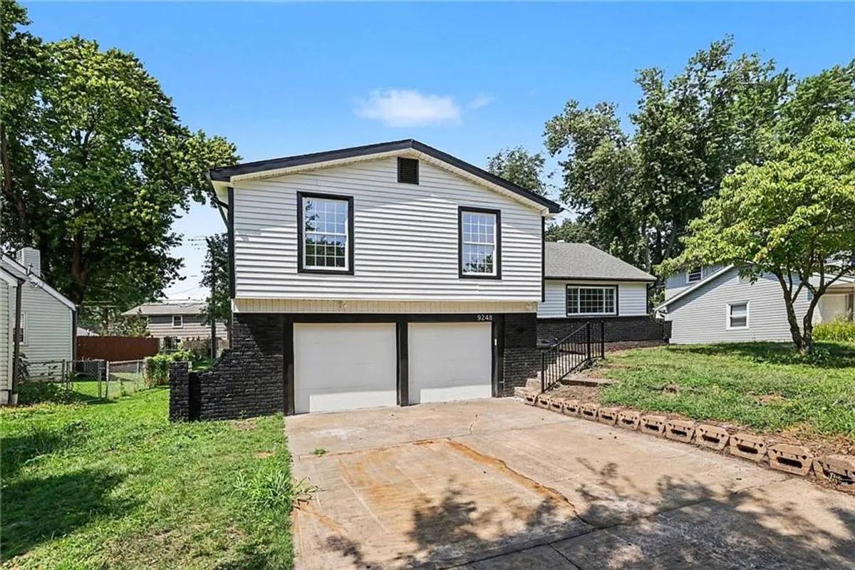 House for rent at 9248 Switzer Rd, Overland Park, KS 66214