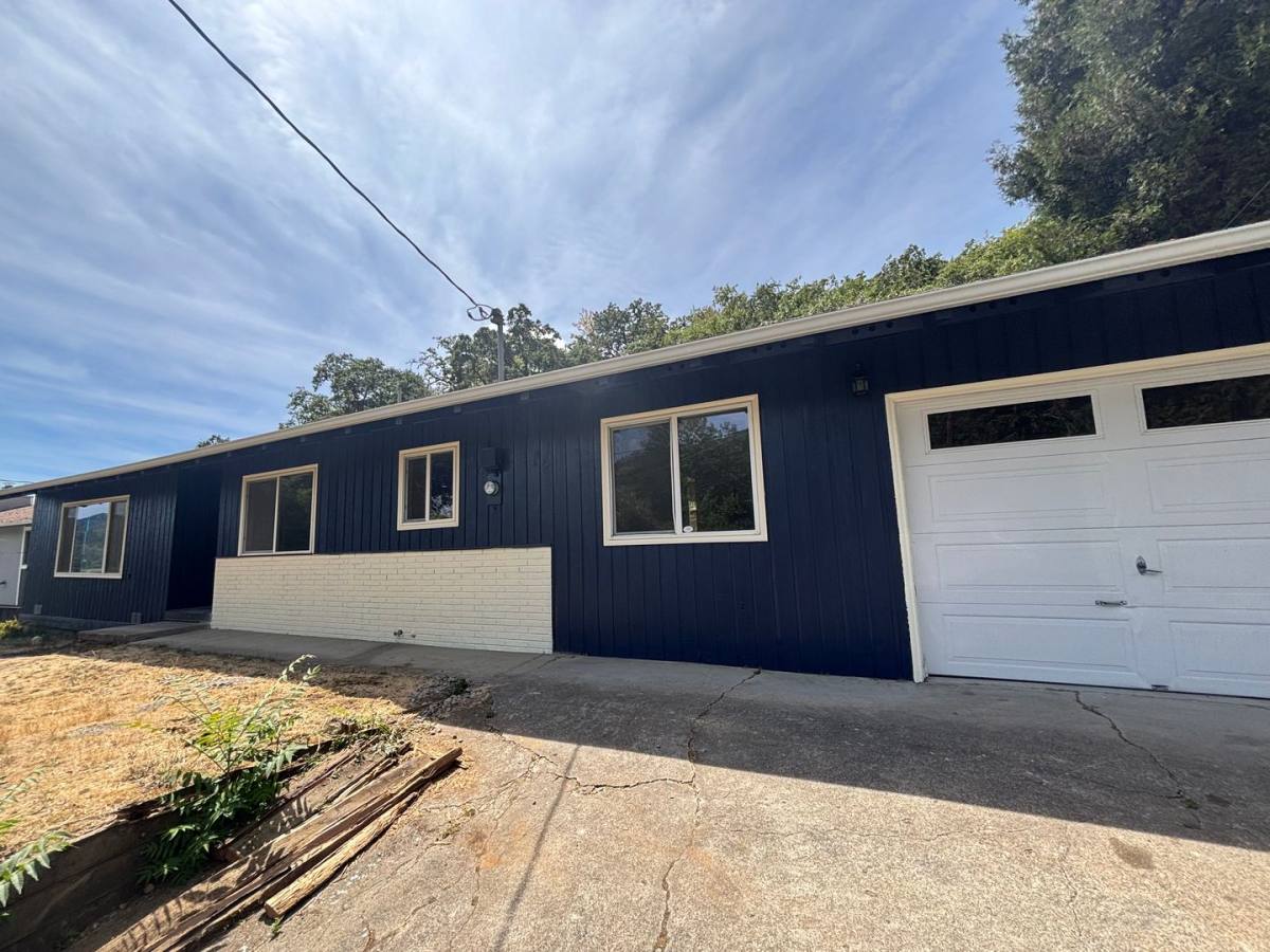 House for rent at 1188 NE Lincoln St, Roseburg, OR 97470