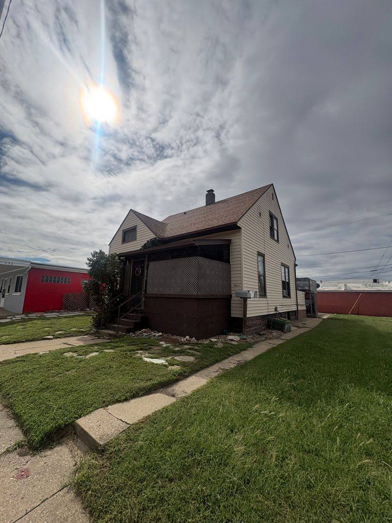 Apartment for rent at 528 Margaret St, Pekin, IL 61554