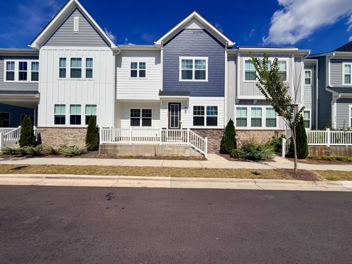 Townhouse for rent at 5826 Strathmore Court, Charlotte, NC 28215