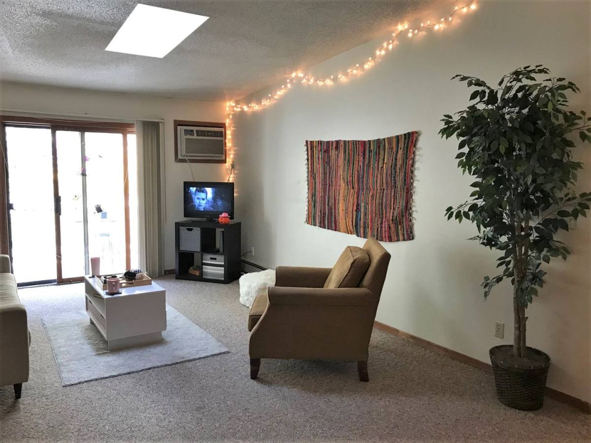 Apartment for rent at 1122 N Dubuque St, Iowa City, IA 52245