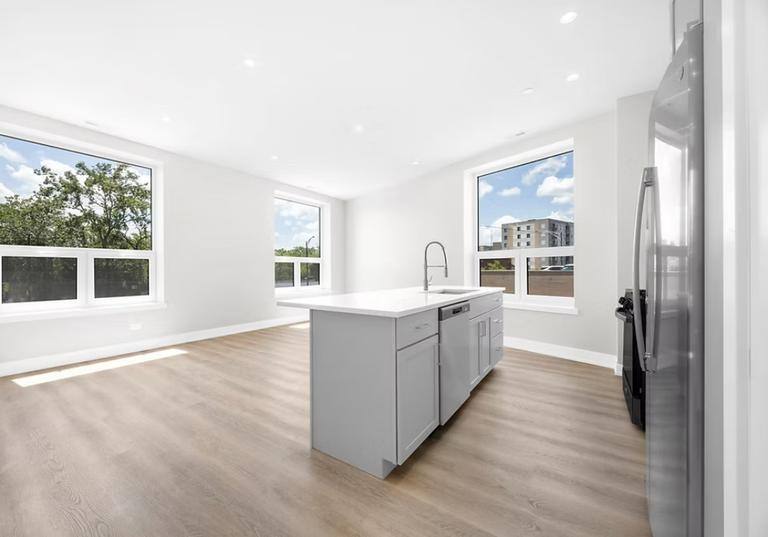 Apartment for rent at 5071 N NW Highway, Chicago, IL 60630