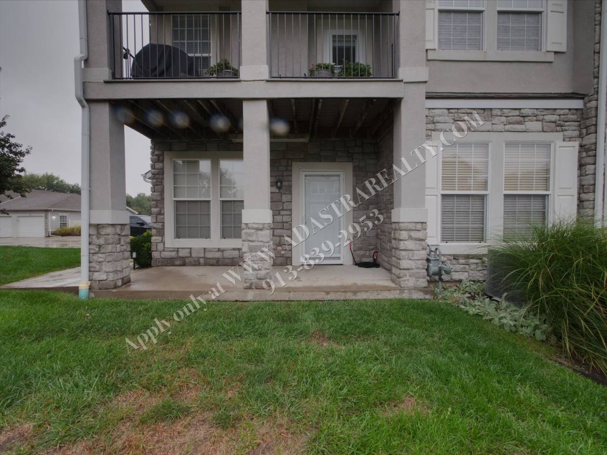House for rent at 15945 S Crestview Dr, Olathe, KS 66062