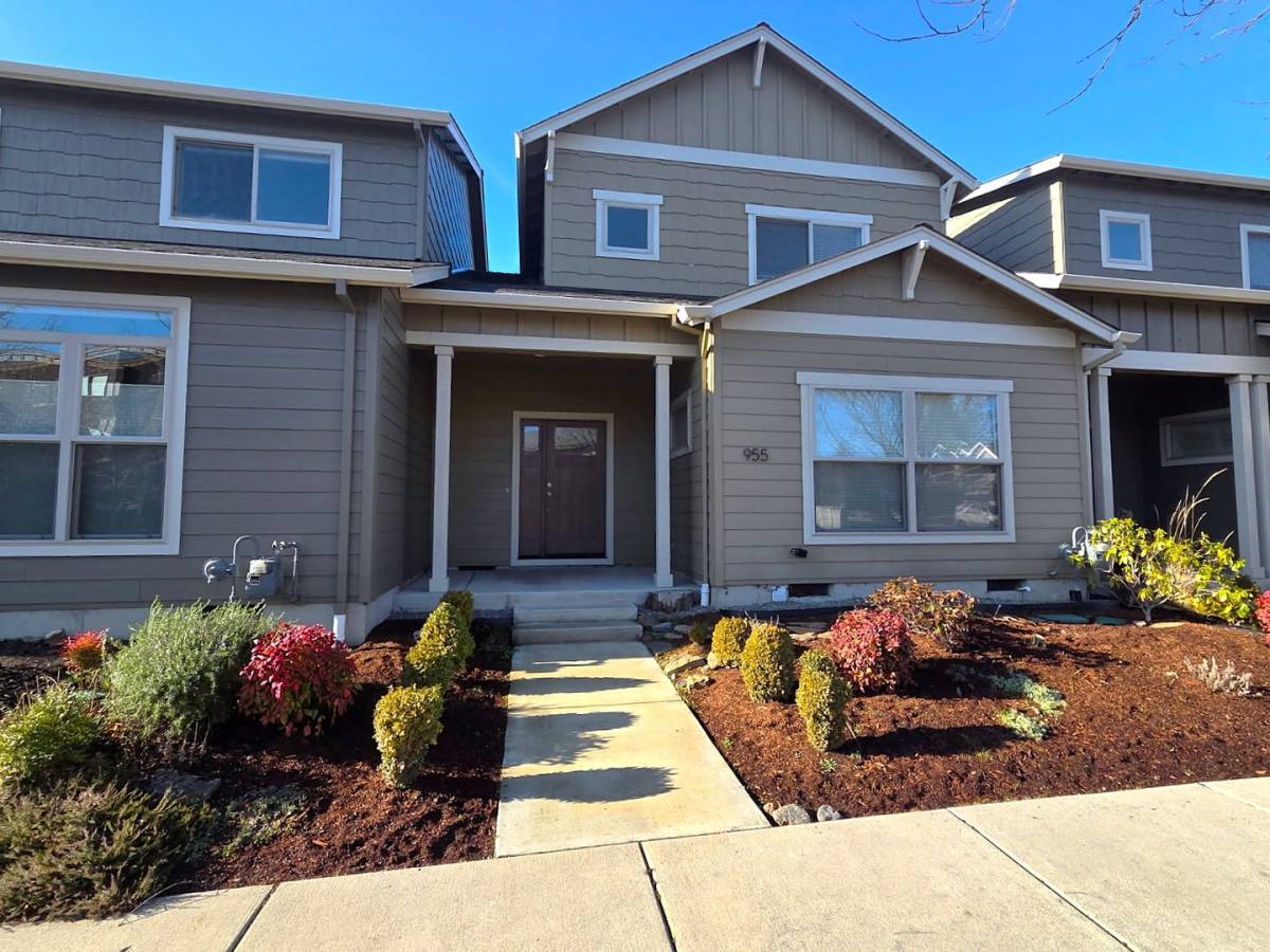 Townhouse for rent at 955 Camelot Dr, Ashland, OR 97520
