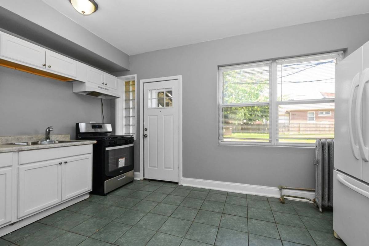 Apartment for rent at 102-108 Memorial Dr, Calumet City, IL 60409