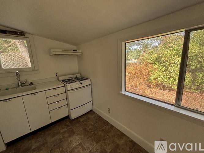 House for rent at 396 Foots Creek Rd, Gold Hill, OR 97525