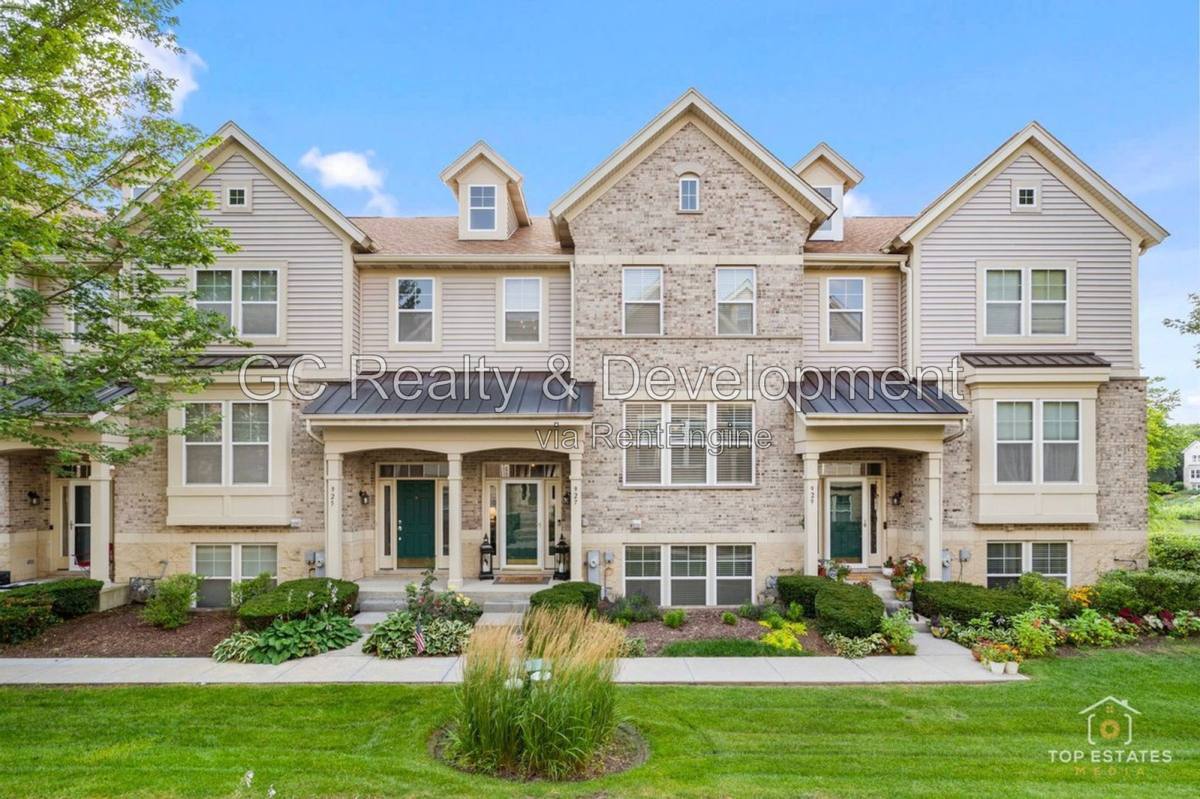 Townhouse for rent at 927 Indigo Court, Hanover Park, IL 60133