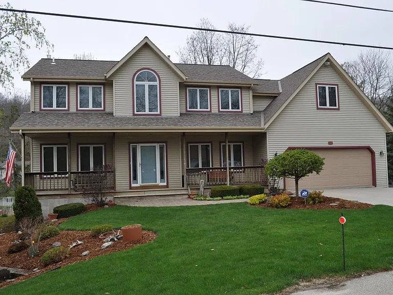 House for rent at 5525 Bauers Dr, West Bend, WI 53095