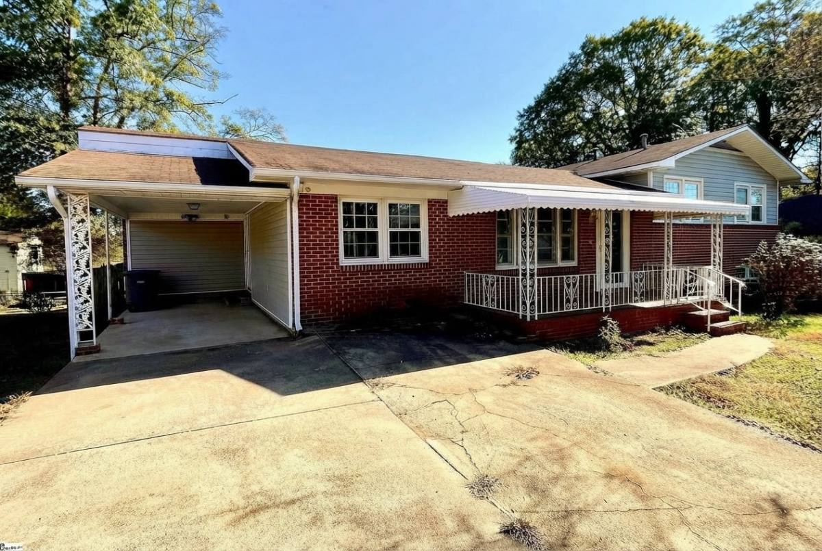 House for rent at 203 Collins Ave, Spartanburg, SC 29306