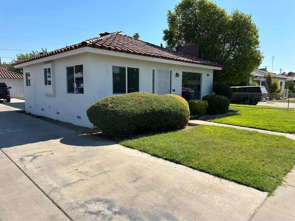 Apartment for rent at 527 W Hedges Ave, Fresno, CA 93728