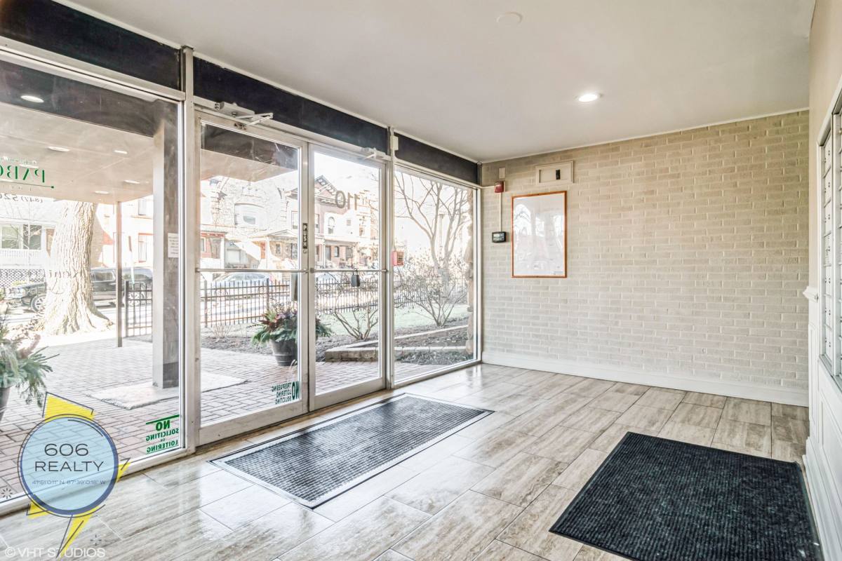 Apartment for rent at 110 N Kenilworth Ave, Oak Park, IL 60301