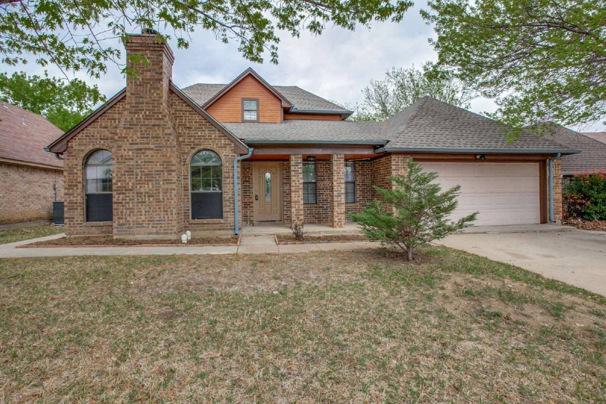 House for rent at 801 Meadowdale Rd, Arlington, TX 76017
