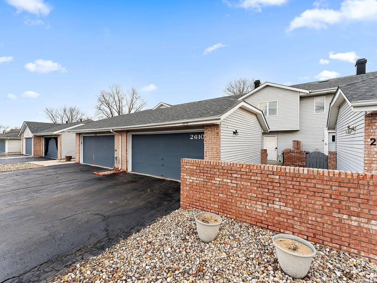 Townhouse for rent at 2610 Knollwood Dr, Crown Point, IN 46307
