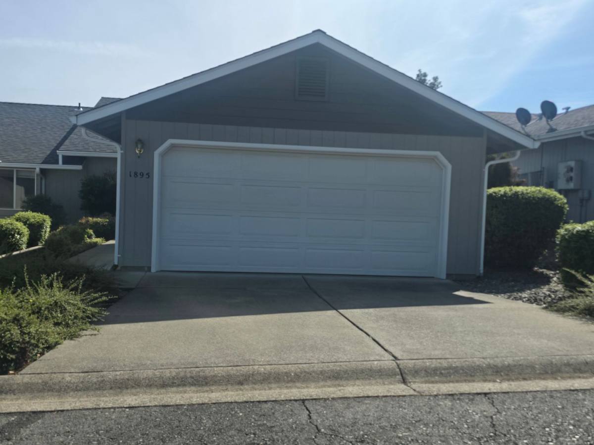 Apartment for rent at 1151 Willow Lane, Grants Pass, OR 97527