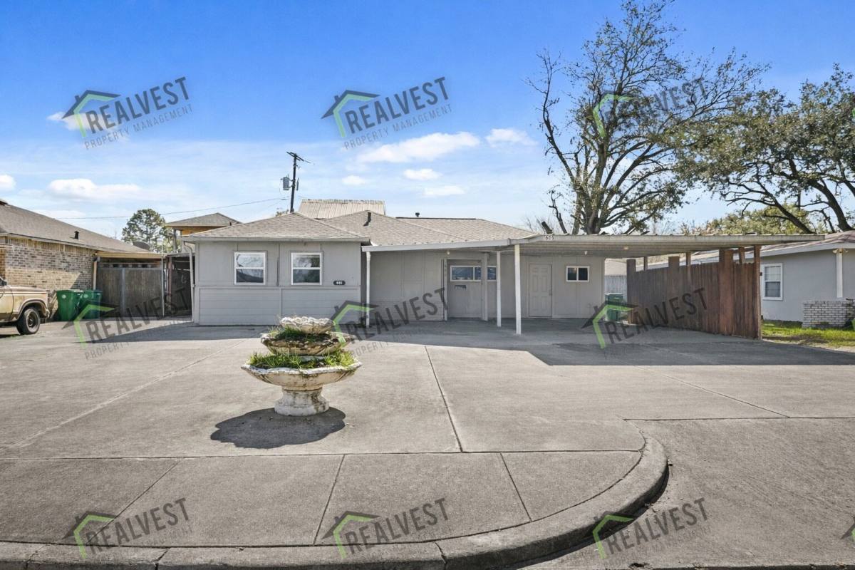 House for rent at 605 W Ave, Pasadena, TX 77502