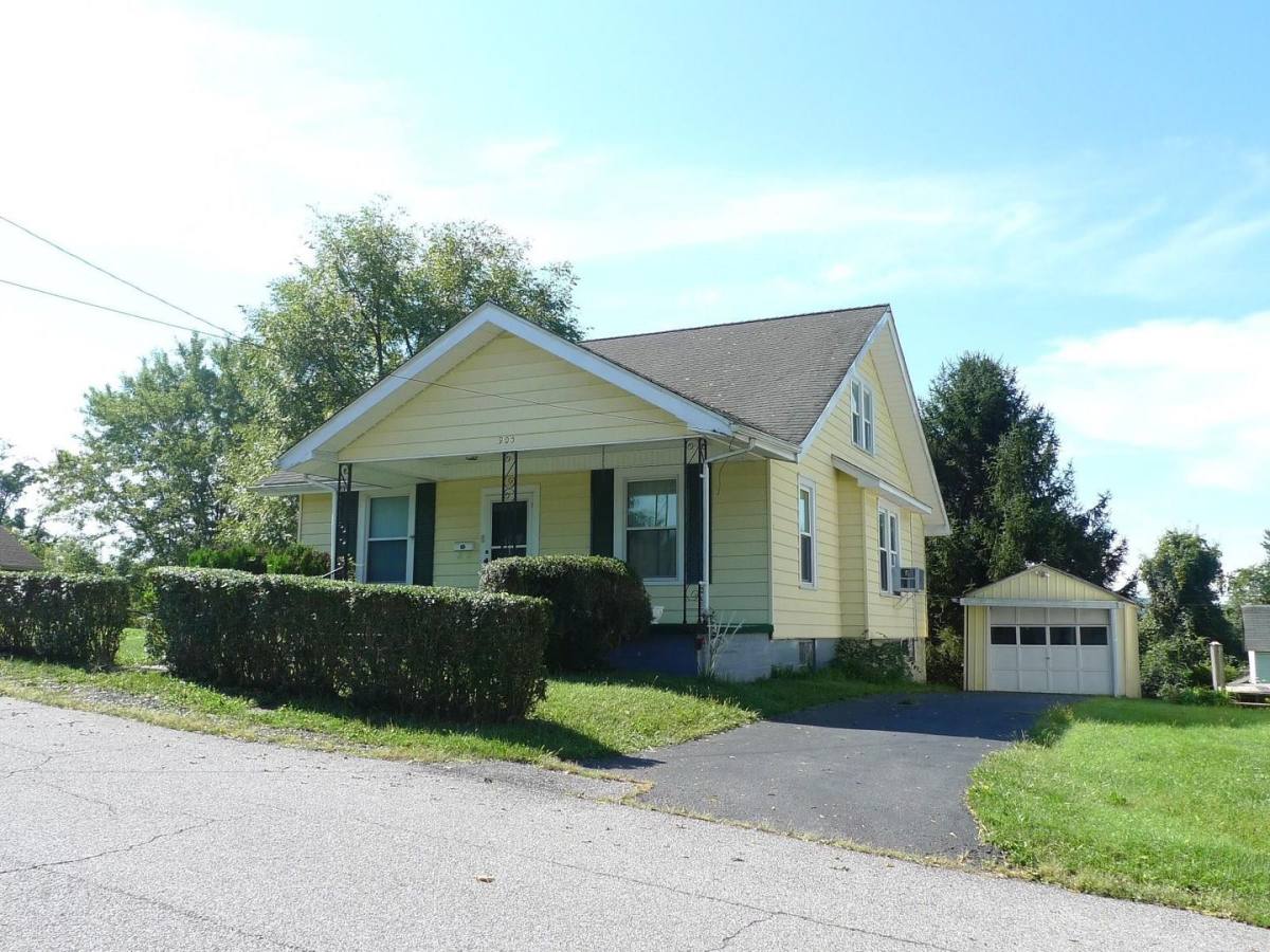 House for rent at 905 Gilbert St, Radford, VA 24141